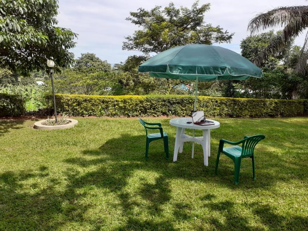 Hotel Okra House Entebbe Exterior foto